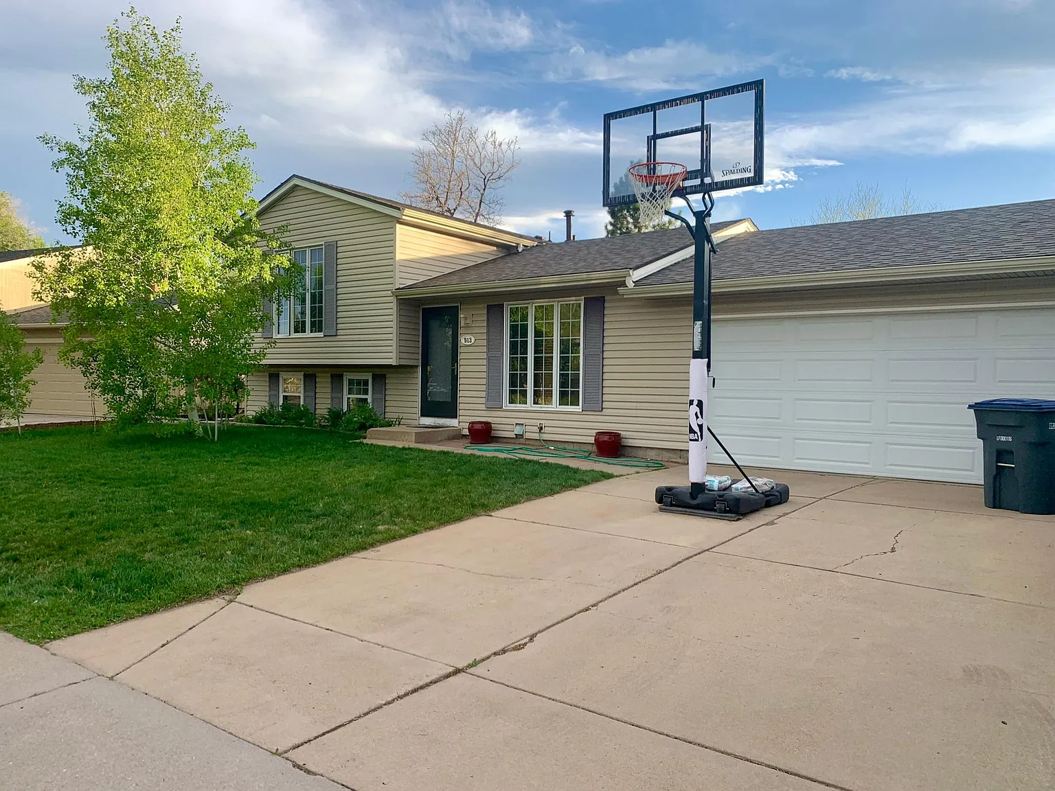 913 Harrison Dr — Photo 2