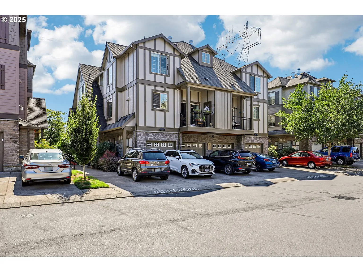 881 NE Wheelock Pl photo 1