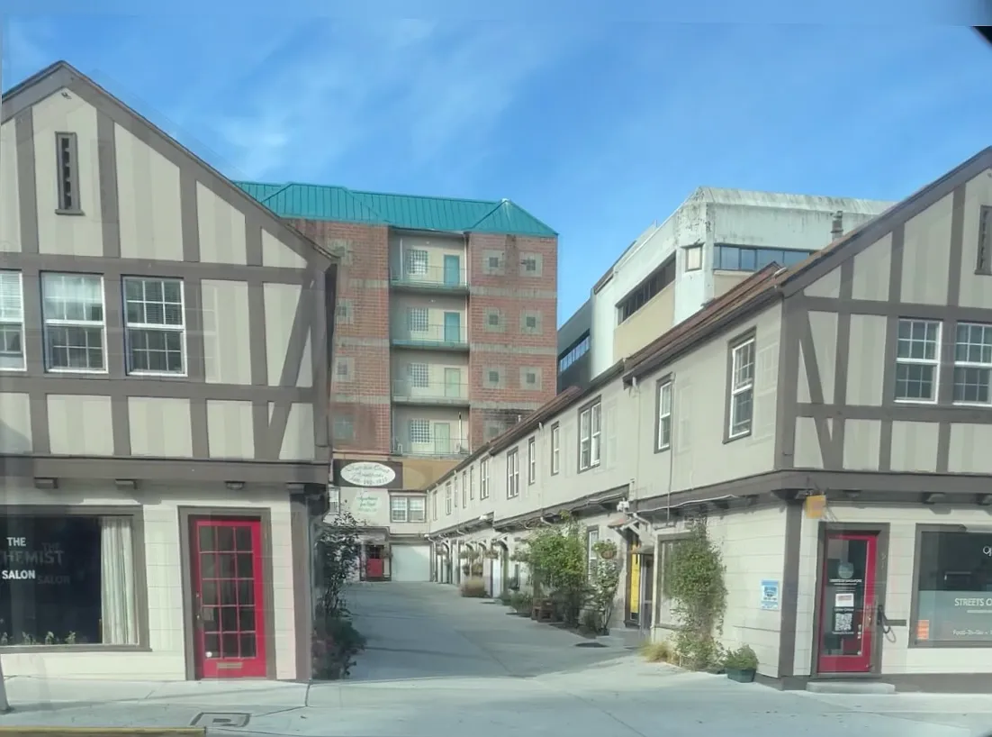 Olympia Court Apartments — Photo 1