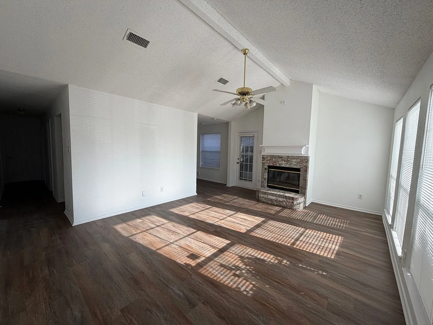 Move In Ready 3 bedroom, 2 bath — Photo 3
