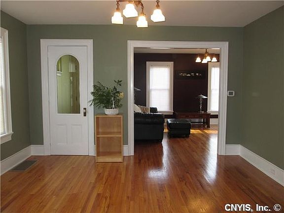 4th image of 1924 Valley Dr