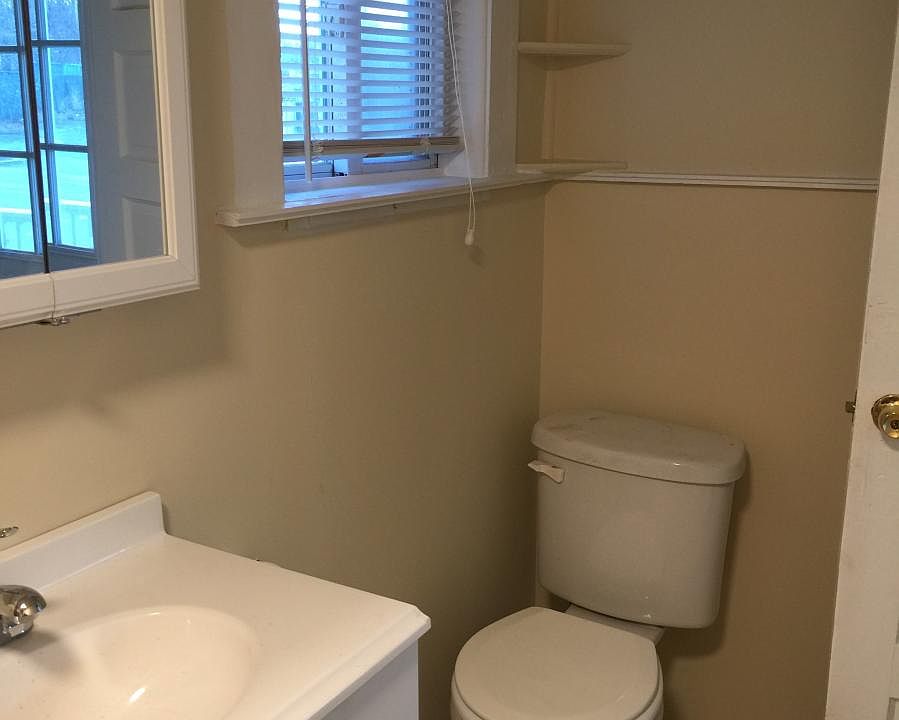 2nd image of 33 W Clinton St