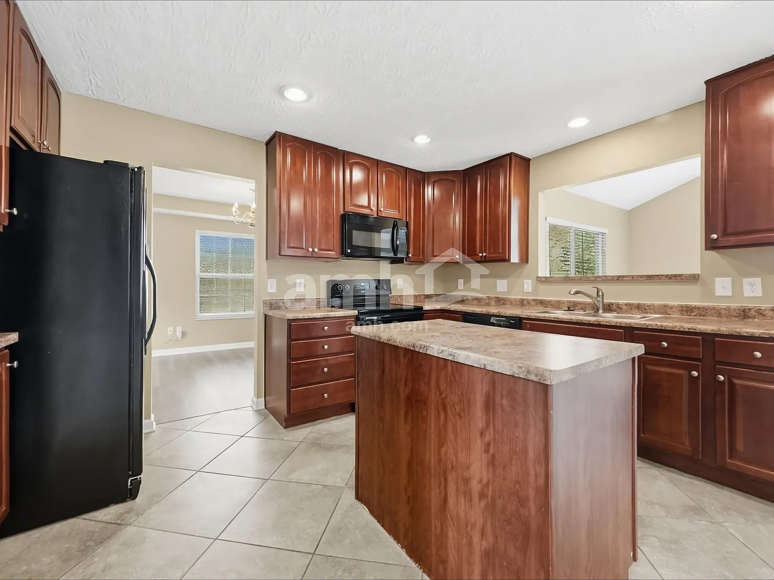 4 bed, 2.5 bath, 2391 sqft, $3,035 — Photo 4