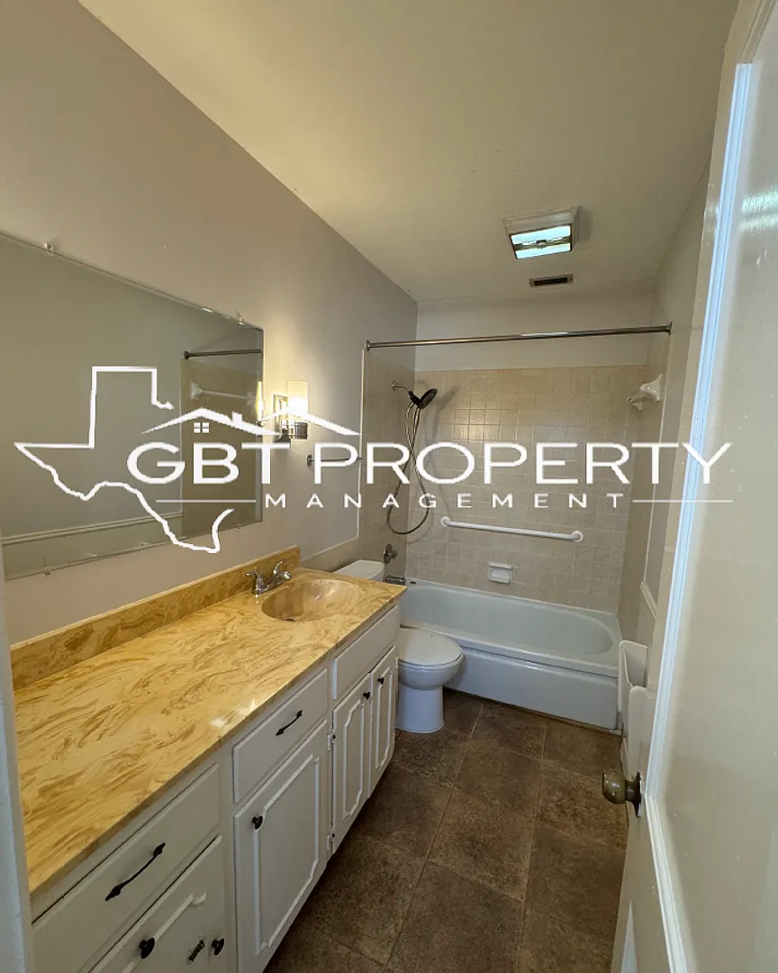 Cute 3 bed 2 bath — Photo 4
