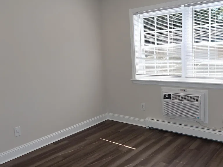 Strathmore Gardens Apartments — Photo 7