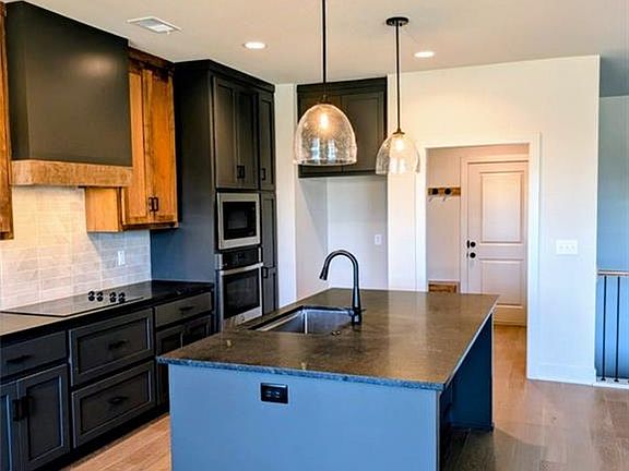 5th image of 1300 Larkspur Place Or