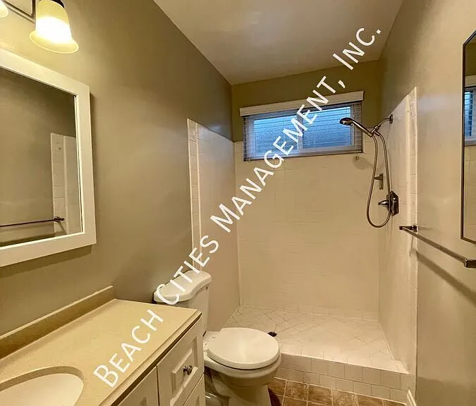 2033 E 3rd St #1B — Photo 39
