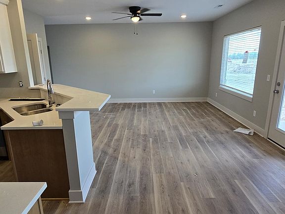 4th image of 904 Trails Head Cir