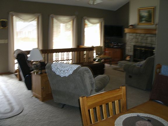 3rd image of 6717 N Montrose Ave