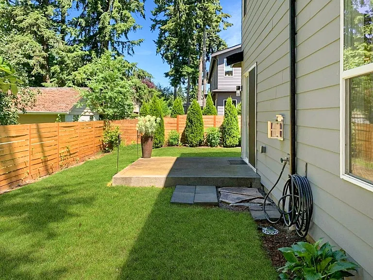 707 Newport Ct NE — Photo 32
