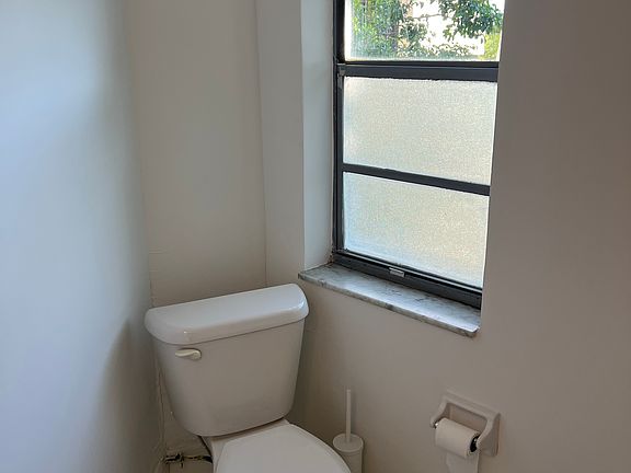 4th image of 1660 NE 135th St Ofc A