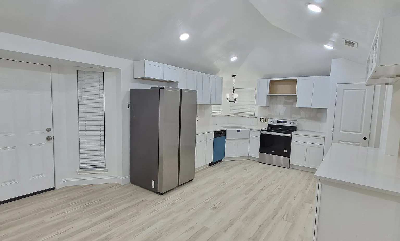 5 bed, 2432 sqft, $4,200 — Photo 4