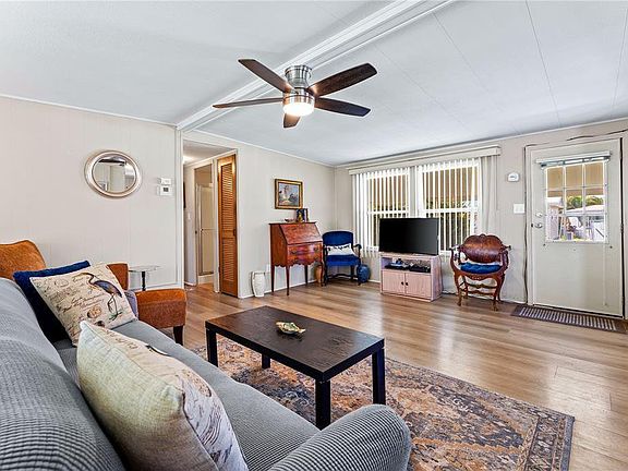 5th image of 1628 Old Elm St