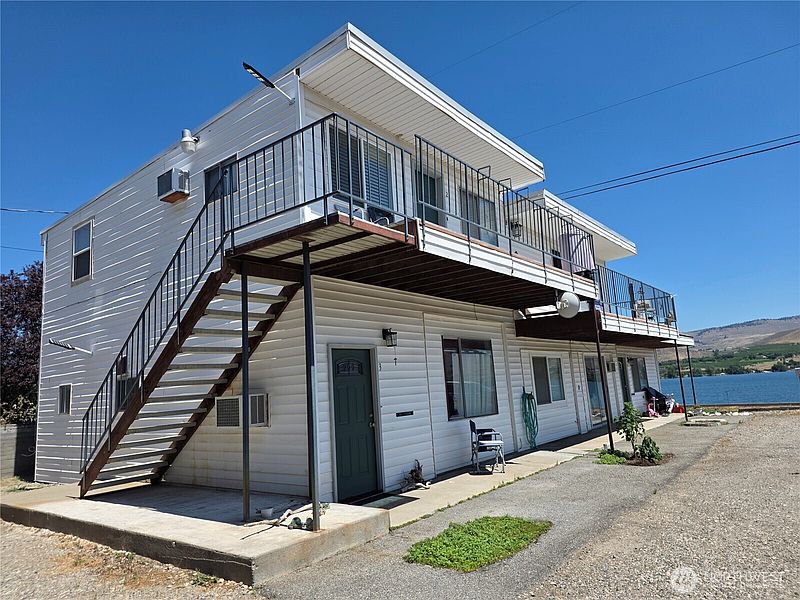 4th image of 110 Westake Road #1-4