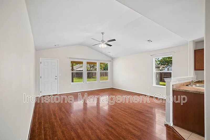 3 bed, 2.0 bath, 1454 sqft, $1,795 — Photo 3