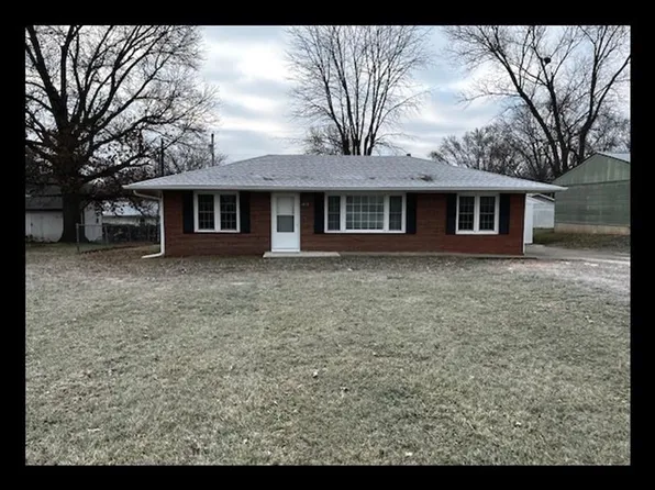 1414 E Briggs Dr, Macon, MO 63552