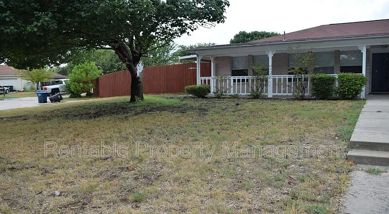 3 bed, 2.0 bath, 1205 sqft, $1,800 — Photo 2