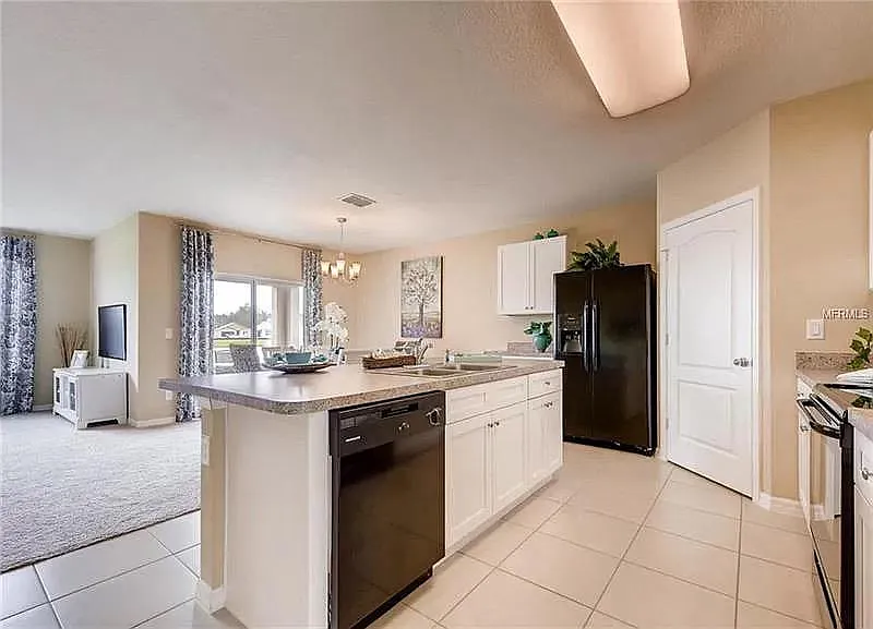 4 bed, 1828 sqft, $2,400 — Photo 2