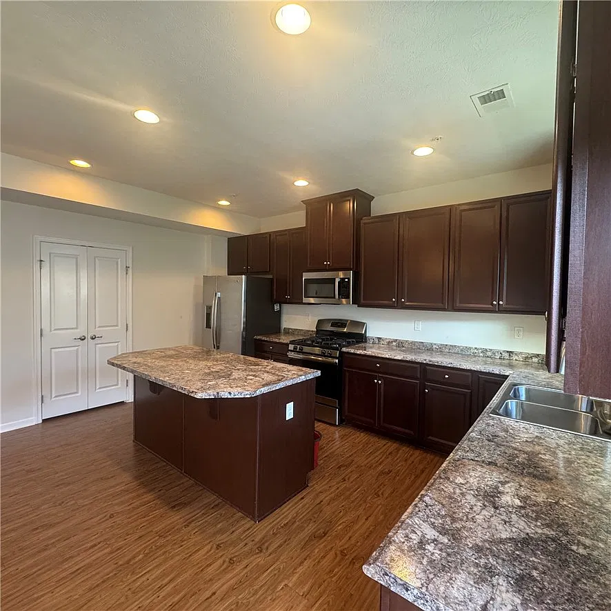 3 bed, 2.5 bath, 2088 sqft, $2,700 — Photo 3