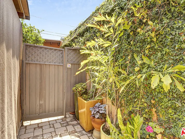 1138 1/2 Poinsettia Pl — Photo 20