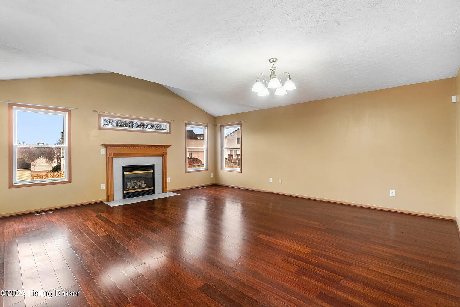 5 bed, 3.5 bath, 2650 sqft, $2,200 — Photo 2