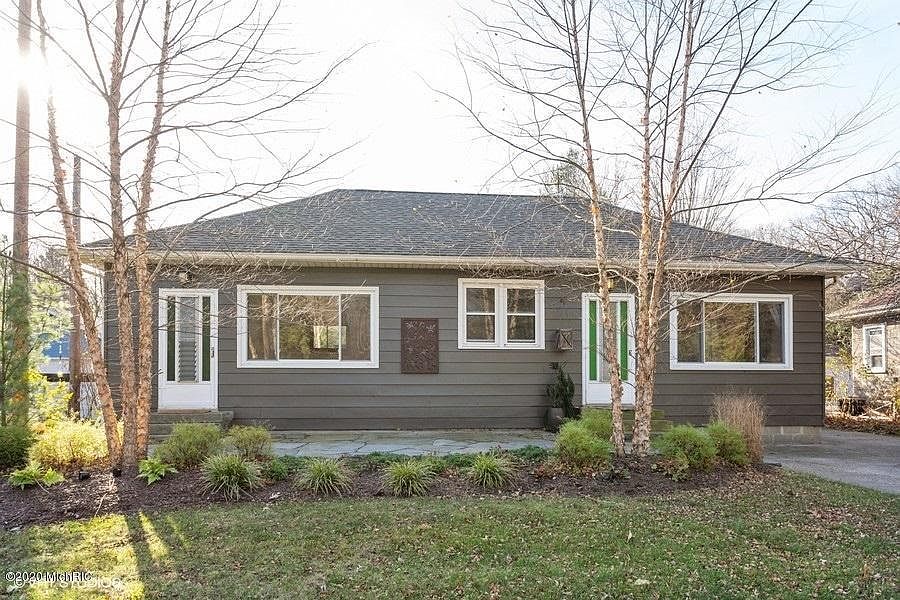 Image 1: 01_9552UnionPierRd_300_FrontView_LowRes