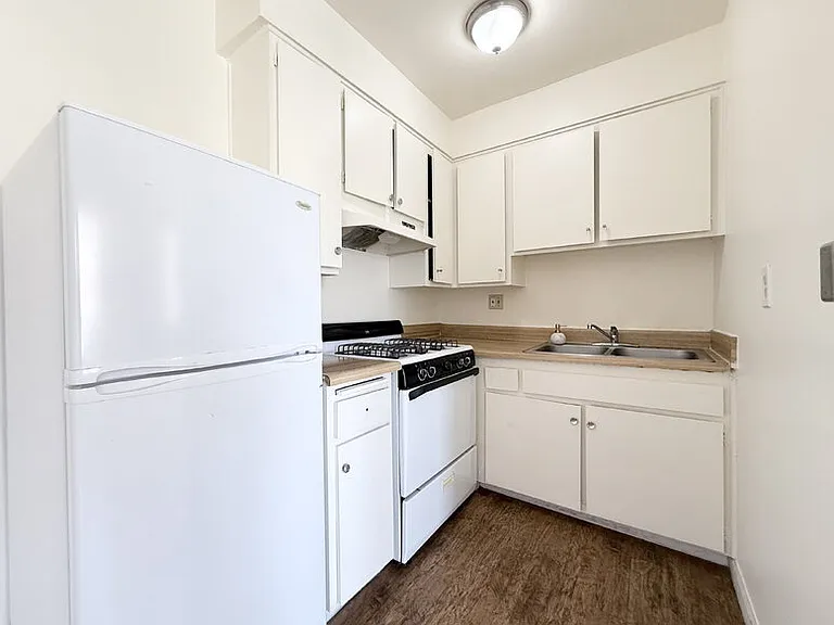 1497 W 29th St #3 — Photo 14