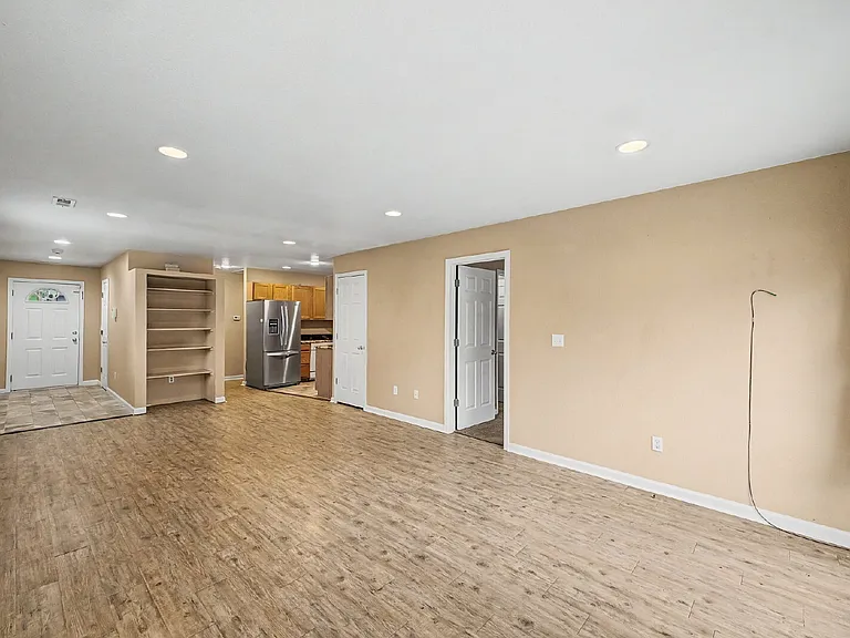 2073 W Hillside Ave — Photo 2