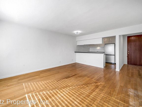 5th image of 2542 N Beachwood Dr APT 9