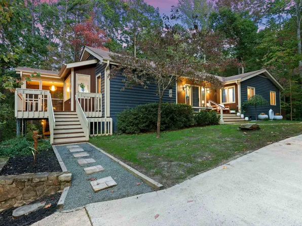 625 Kensington Dr, Chapel Hill, NC 27514