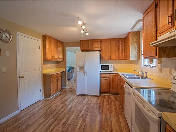3rd image of 870 Chapel Cir