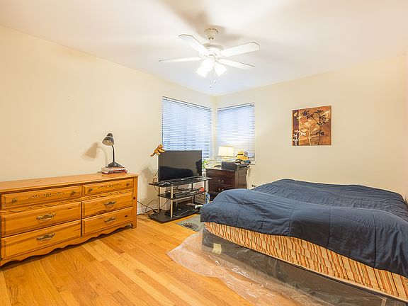 3rd image of 2044 W Jarvis Ave APT 3H