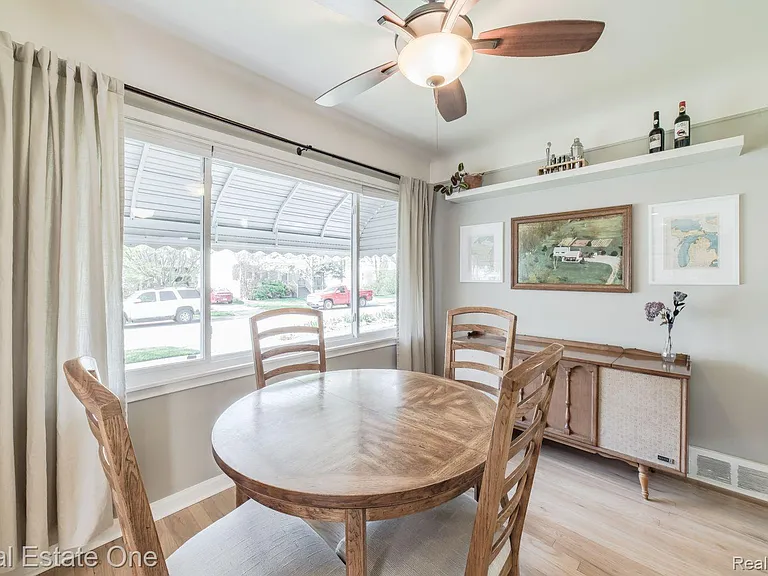 475 E Marshall St — Photo 6