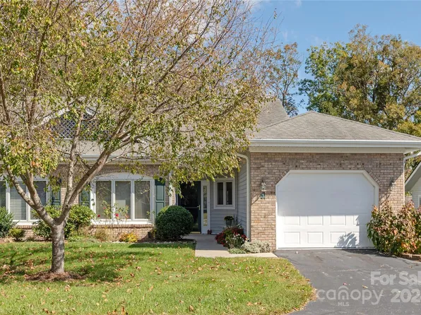 3 Country Meadows Ln, Hendersonville, NC 28792