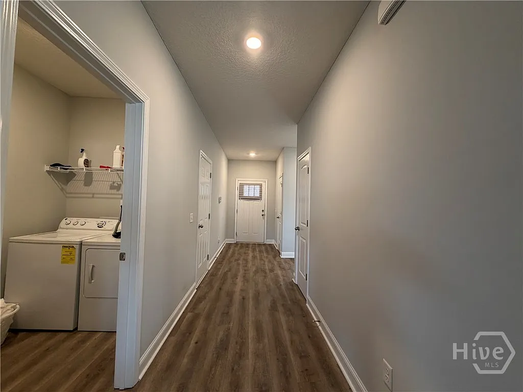 3 bed, 2.0 bath, 1396 sqft, $2,100 — Photo 2