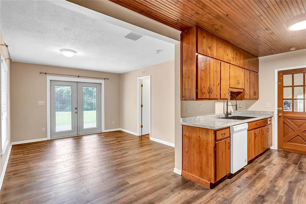 3 bed, 2.0 bath, 1500 sqft, $2,395 — Photo 2