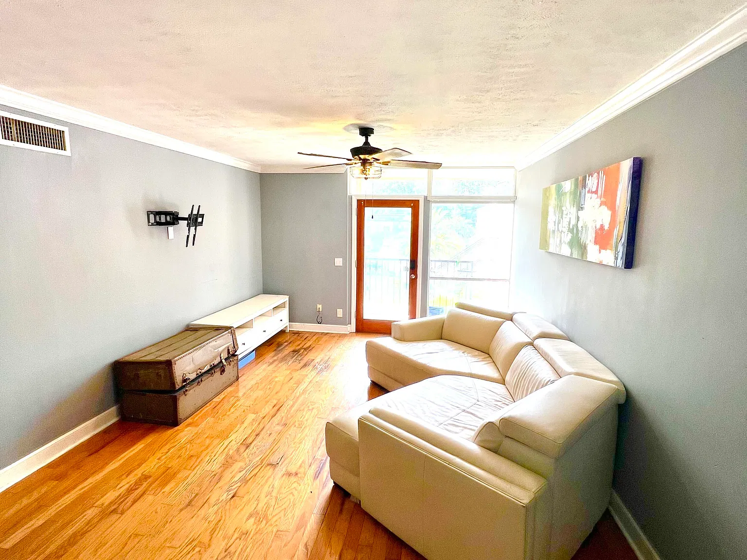 2 bed, 1.0 bath, 824 sqft, $1,200 — Photo 1