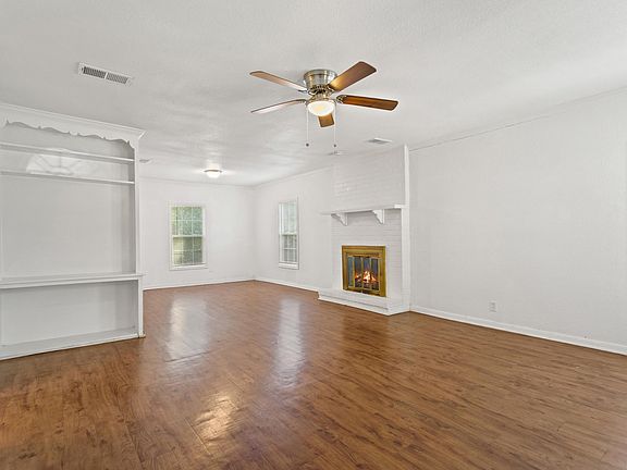 5th image of 912 Camellia St