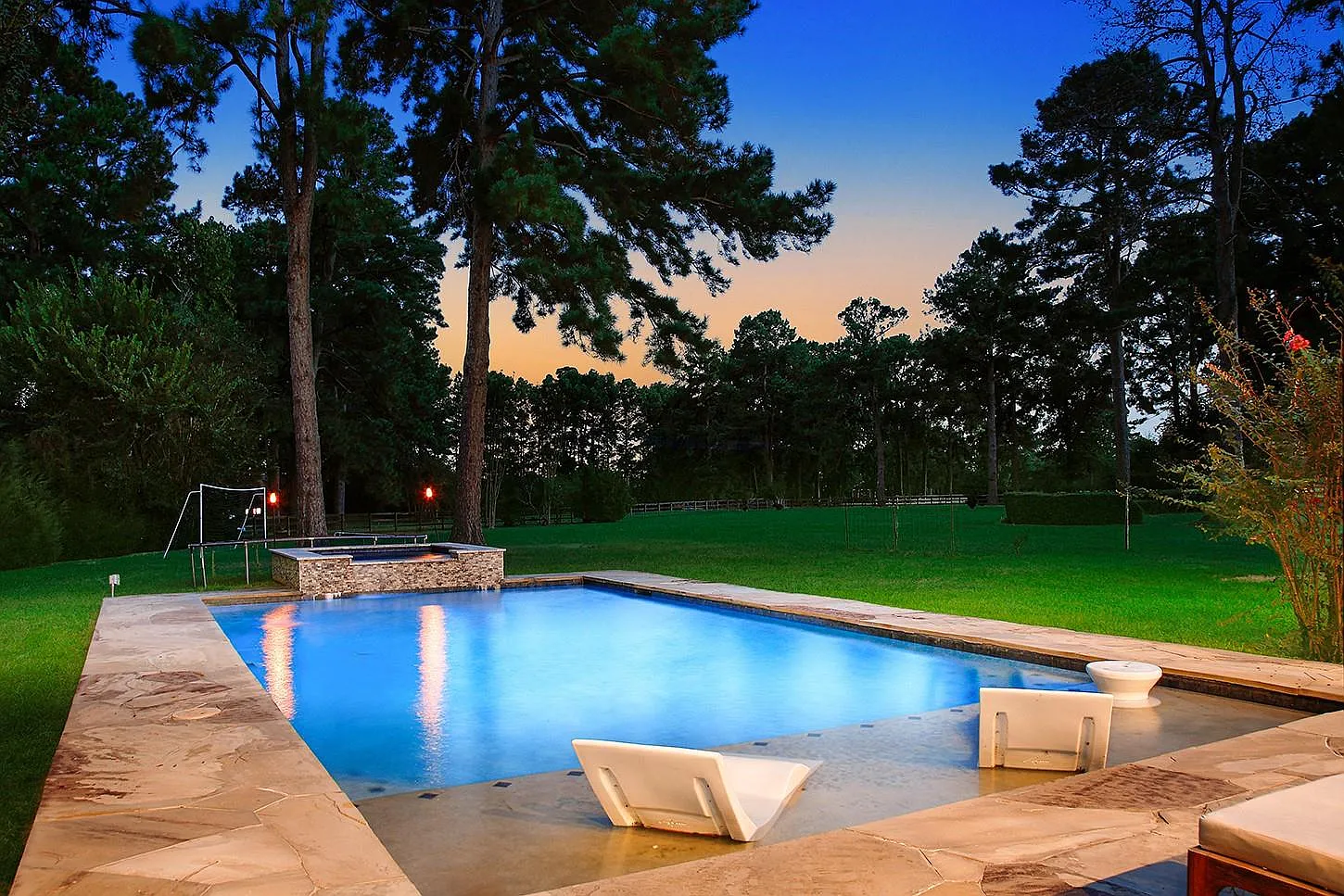 6 bed, 5.5 bath, 6551 sqft, $10,000 — Photo 2