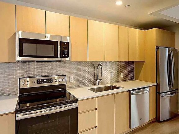 3rd image of 814 Amsterdam Ave #8Z
