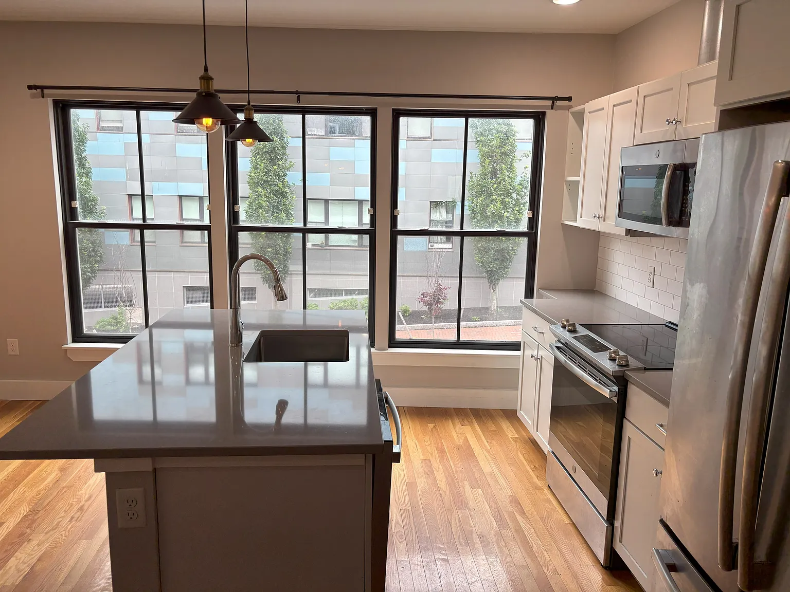 2 bed, 748 sqft, $2,350 — Photo 2