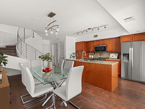 5th image of 920 NE 16th Terrace #1