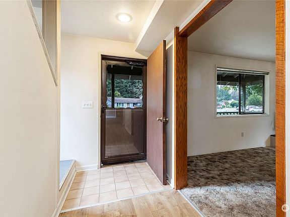 Entry from Hallway!>