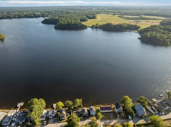 29 Ocean Ave, Halifax, MA 02338