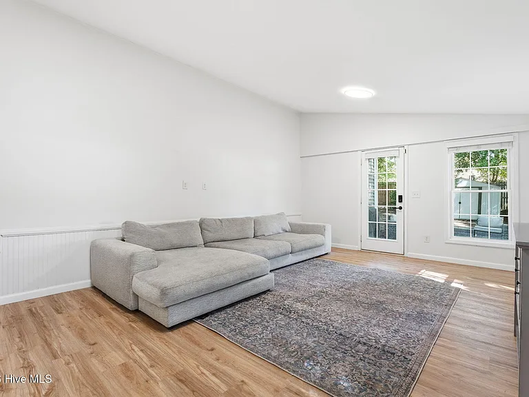 1425 Central Dr — Photo 26