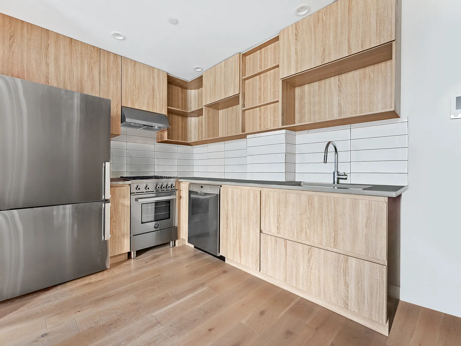 14-33 31st Avenue — Photo 3
