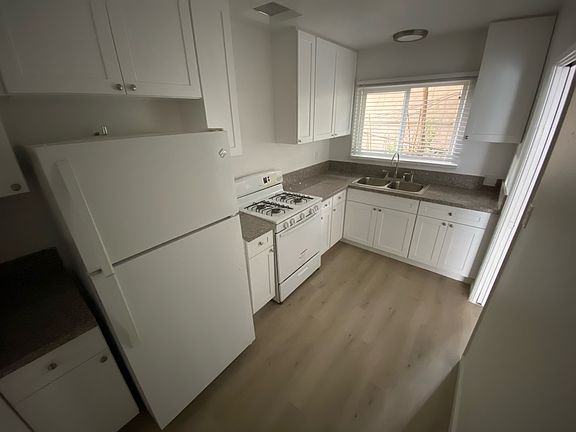 3rd image of 6943 Whitsett Ave #217