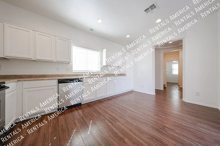 Building Photo - 4714 E Laurel Ave