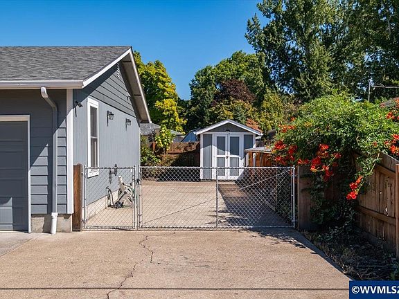 3rd image of 1423 32nd Ave SE