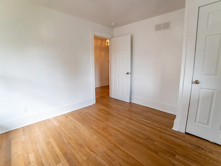 815 W 4th St — Photo 24